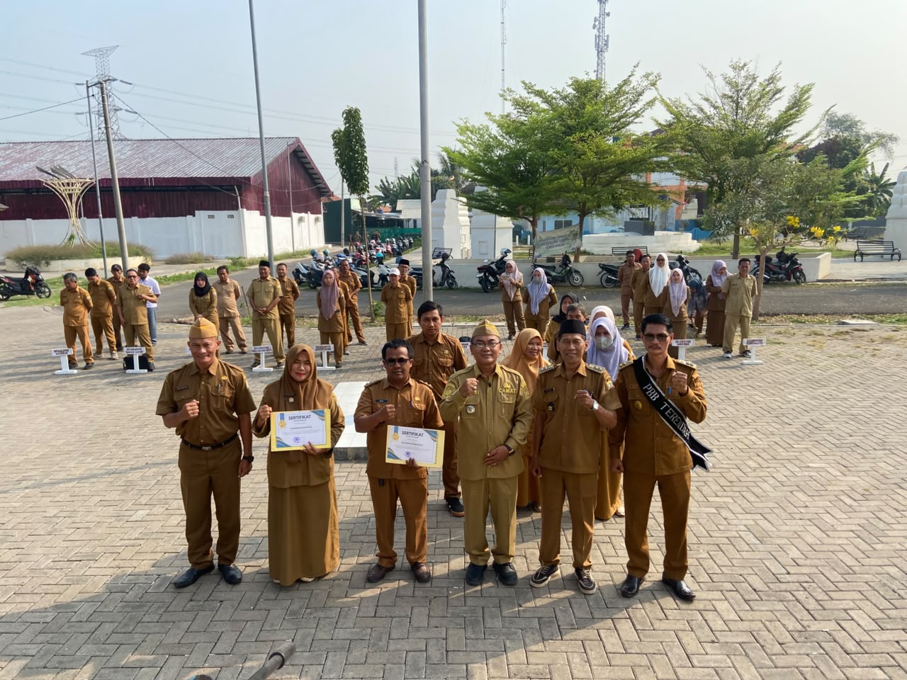 Melaksanakan penguploadan berita di media sosial Kecamatan Kasemen tentang Evaluasi Realisasi BUlanan Pembayaran PBB-P2 Di Wilayah Kecamatan Kasemen Melalui Program SAPUJAGAT Sekaligus Purnabakti Lurah Terumbu