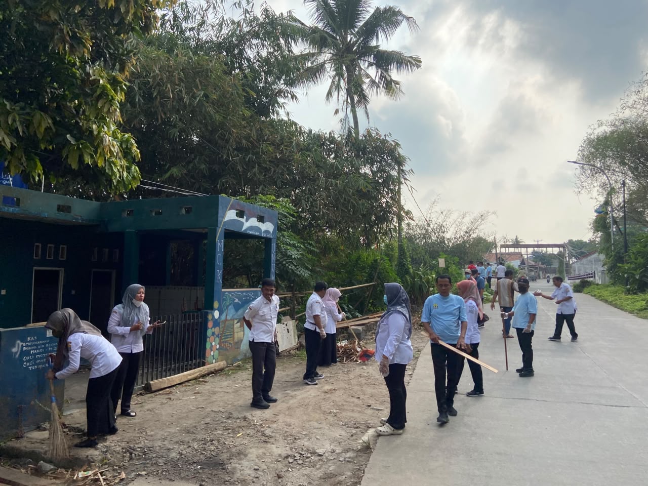 Giat Rabu Bersih “Gerakan Indonesia ASRI” Di Jembatan Keganteran Kelurahan Kasemen Kecamatan Kasemen