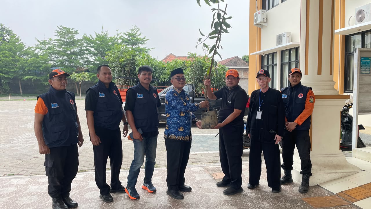 Penyerahan Pohon Dari BPBD Kota Serang Kepada Kecamatan Kasemen kota Serang