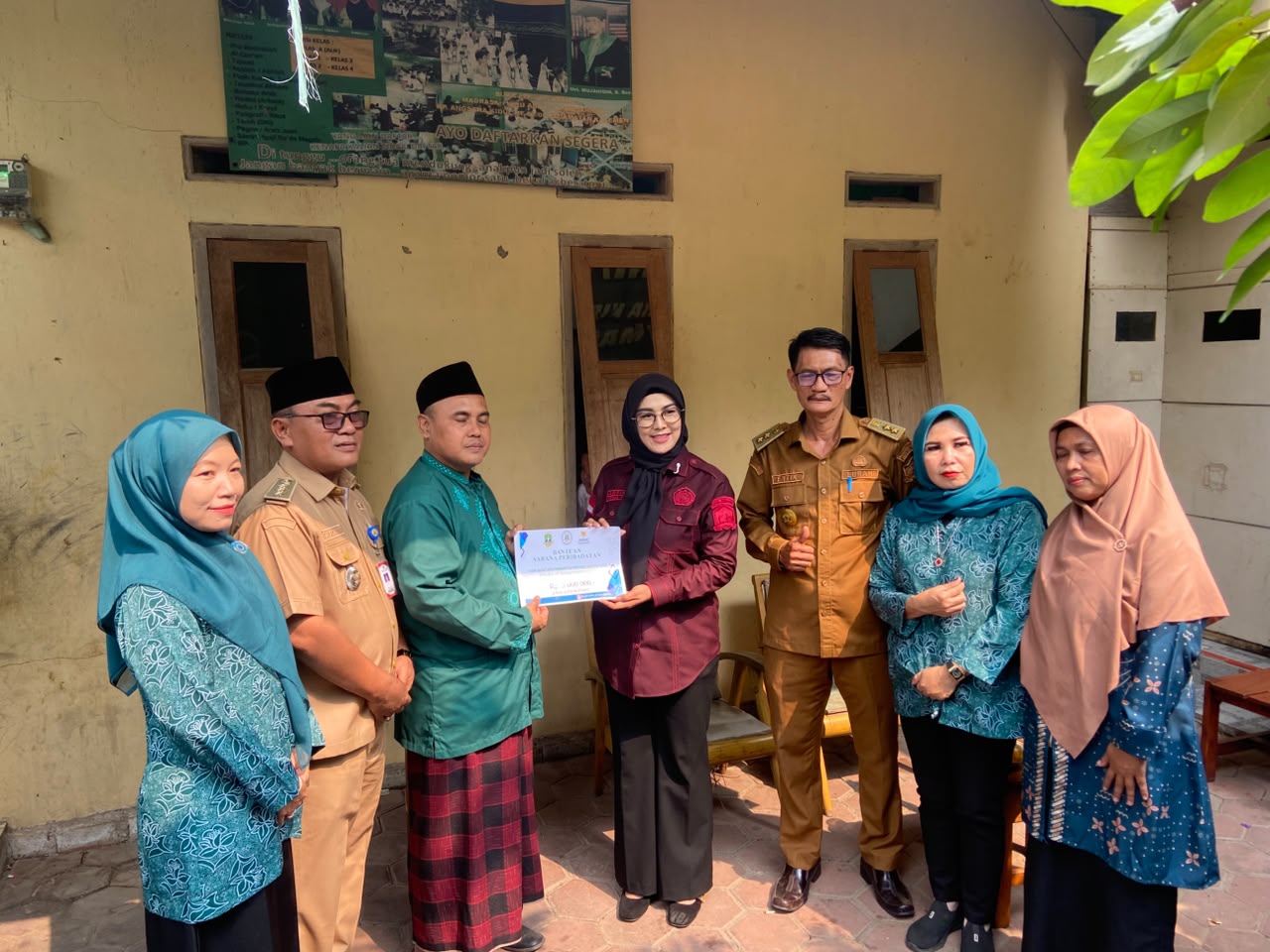 Penyerahan Bantuan Kepada Madrasah Al-Muhajidin Kelurahan Kasemen Kecamatan Kasemen Oleh Ketua Tim Penggerak PKK Kota Serang