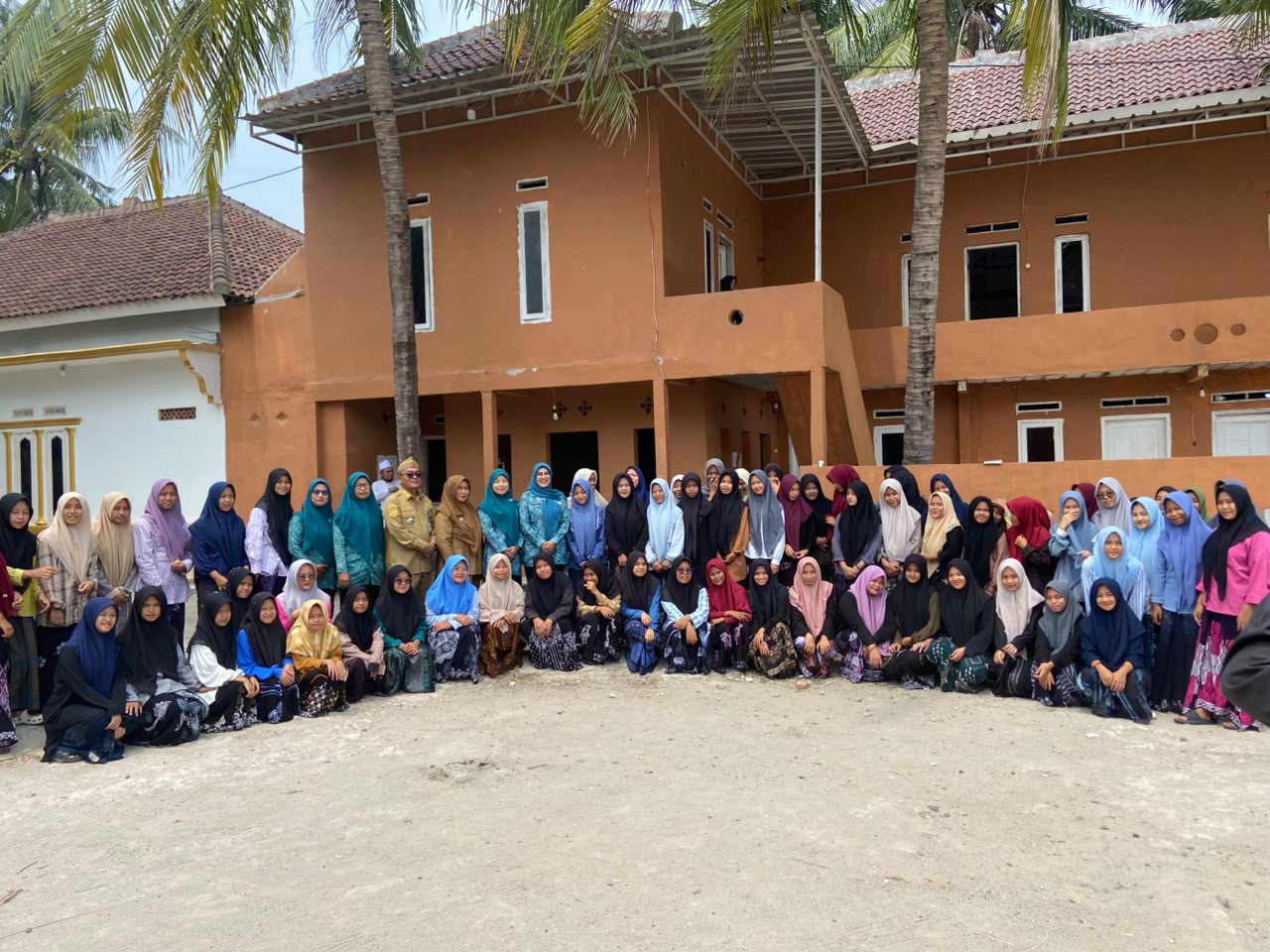 Penyaluran Bantuan UPZ Provinsi Banten Kepada Ponpes Nurul Qur’an Bani Nasir Kelurahan Kasunyatan Oleh Ketua Tim Penggerak Kota Serang