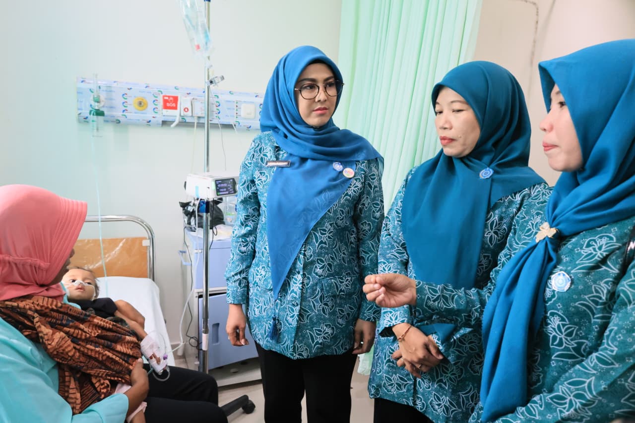 Ketua Tim Penggerak PKK Kota Serang Menjenguk Balita Penderita Gizi Buruk Kelurahan Mesjid Priyayi Kecamatan Kasemen Di RSUD Kota Serang